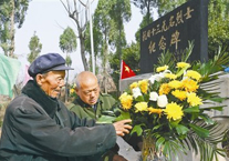 父子两代为13名抗日英雄烈士守墓46年