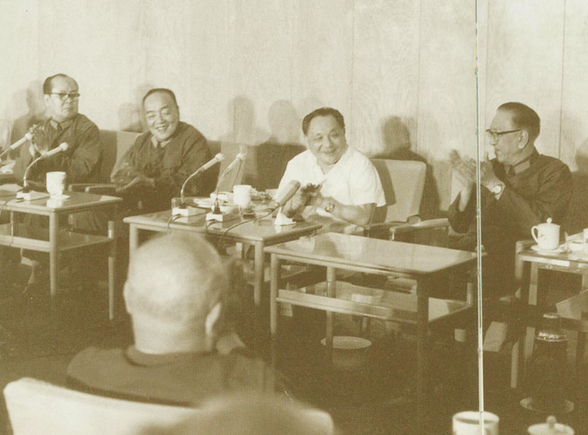 1982年邓小平在军委座谈会讲话