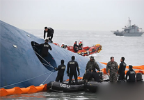 航拍韩国客轮事故救援现场 水空艰难大营救