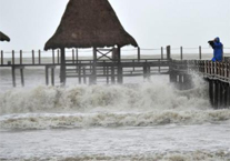实拍威马逊海边掀起巨浪