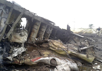 马来西亚客机坠毁 机身解体成碎片
