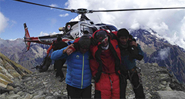 救援人员用直升机在珠峰运送伤员