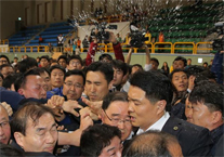 韩总理慰问乘客家属遭辱骂泼水
